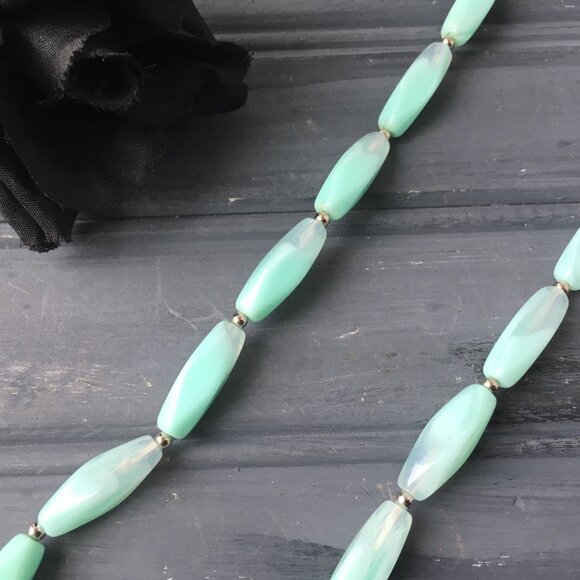 Vintage Light Green Necklace - Picture 4 of 9